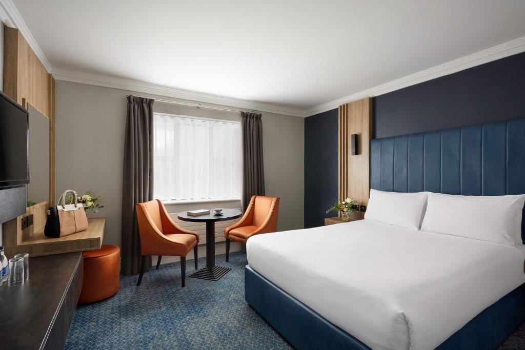 Springfield Hotel في ليكسليب: غرفة الفندق بسرير وطاولة