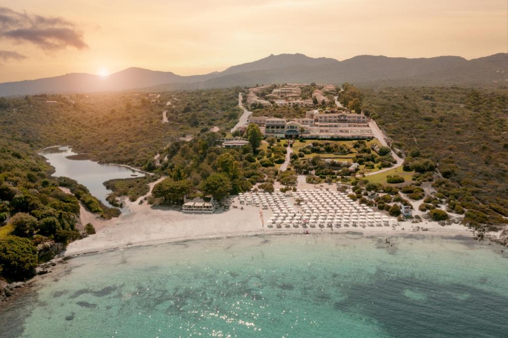 een luchtzicht op een resort op een strand bij VOI Colonna Village in Golfo Aranci