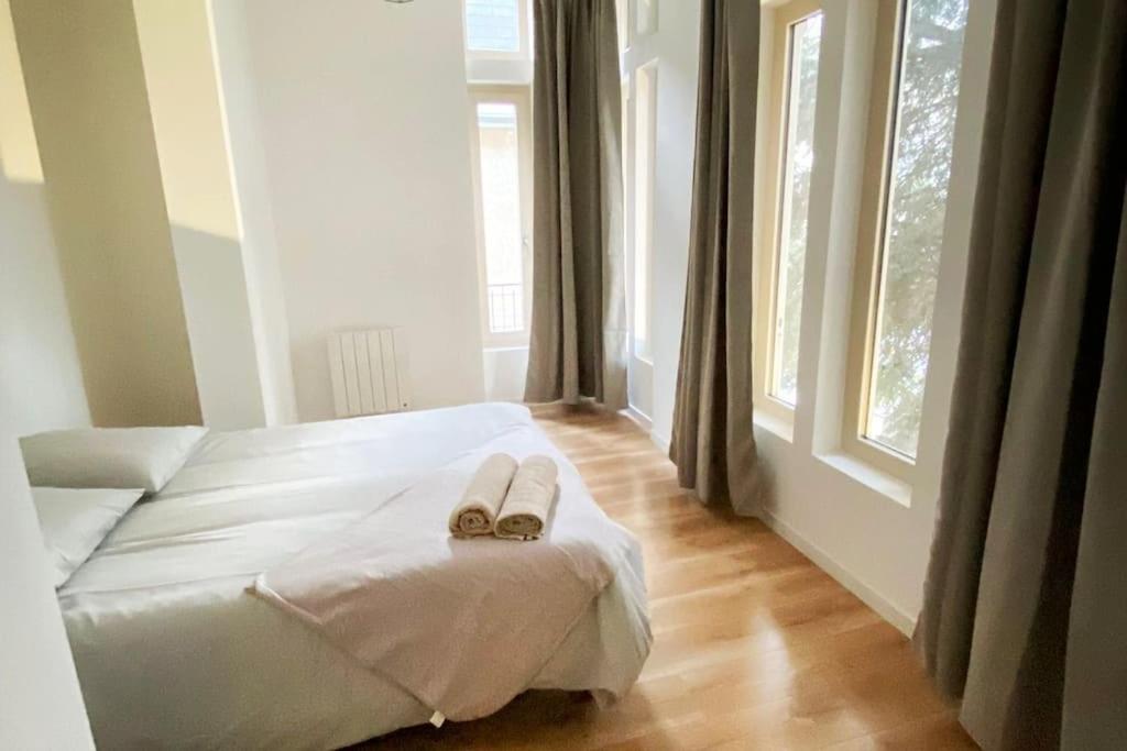 une chambre avec un lit avec deux pantoufles dessus dans l'établissement Appartement coup de coeur en centre-ville, à Orléans