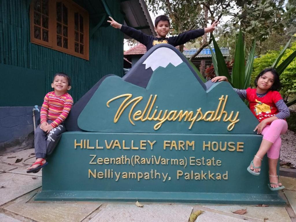 Hill Valley Farm House - Housity