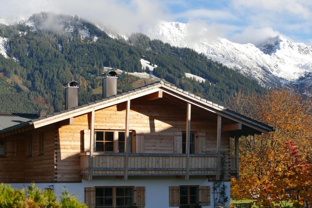 ein Blockhaus mit Bergen im Hintergrund in der Unterkunft Ferienwohnung Mathias Kennerknecht in Fischen im Allgäu