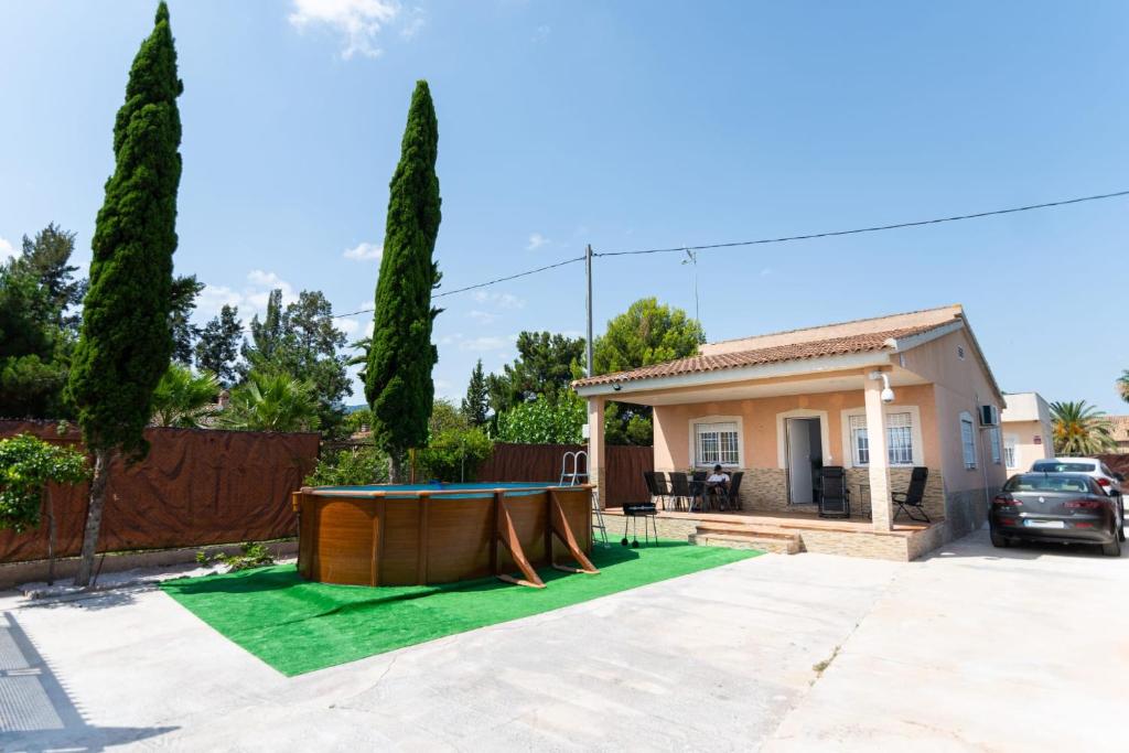 una casa con mesa de ping pong en la entrada en La Deseada, en Murcia