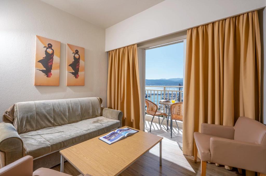 Posezení v ubytování Kitro Beach Hotel - Adults Only
