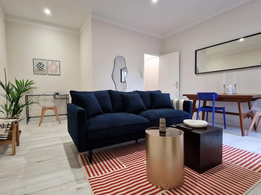 un salon avec un canapé bleu et une table dans l'établissement Appartement Cosy centre-ville, à Angers
