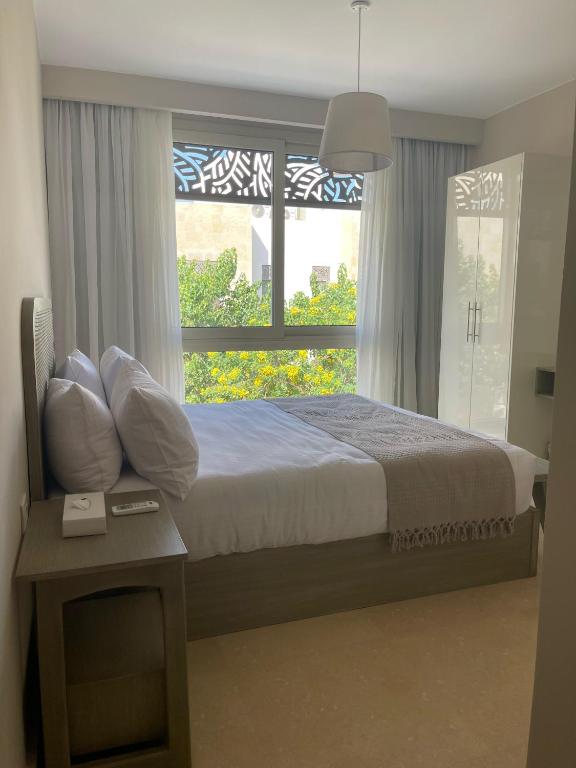 Postel nebo postele na pokoji v ubytování Mangroovy Residence El Gouna - Grovin