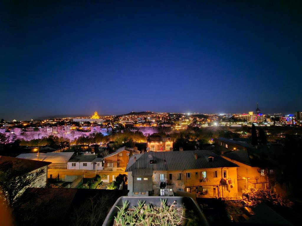 Nespecifikovaný výhled na destinaci Tbilisi nebo výhled na město při pohledu z hotelu