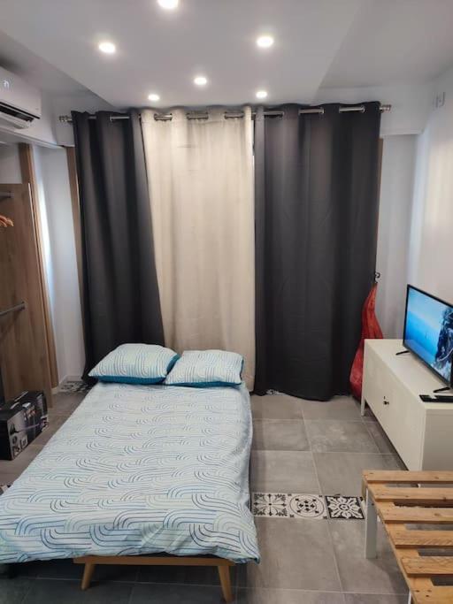 - une chambre avec 2 lits et une télévision dans l'établissement studio proche du marché de Noël de Strasbourg, à Schiltigheim