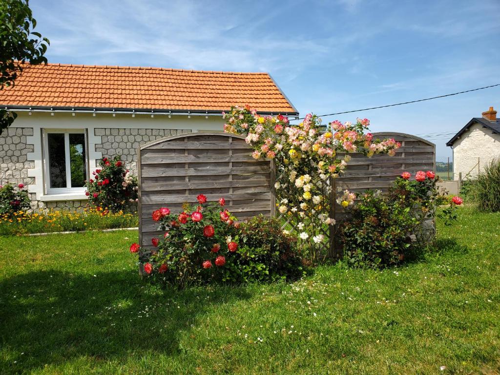 uma cerca com flores em frente a uma casa em La Chamarande, peaceful cottage near Tours Amboise em Montlouis-sur-Loire