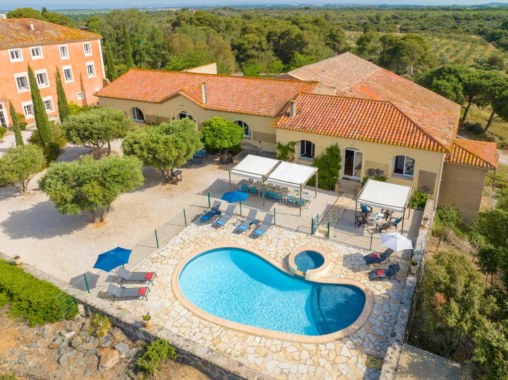 z góry widok na dom z basenem w obiekcie LES FLAMANTS w mieście Portiragnes