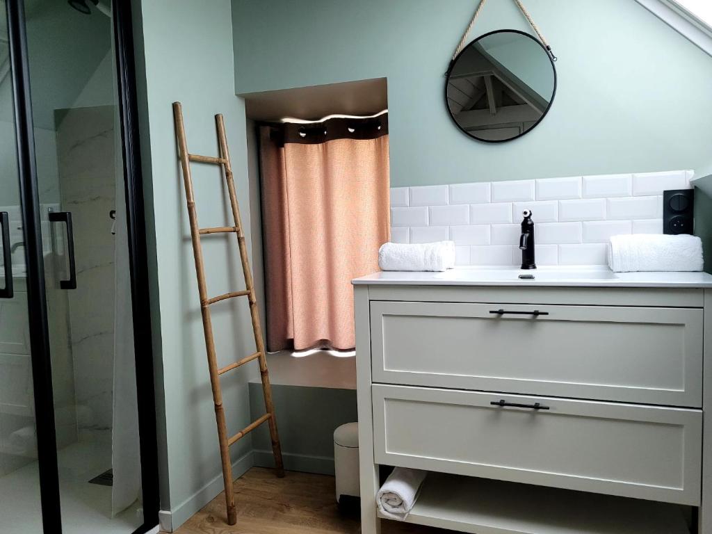 Zdjęcie z galerii obiektu le jardin médicis gîte avec Spa Jacuzzi et sauna w mieście Trédion