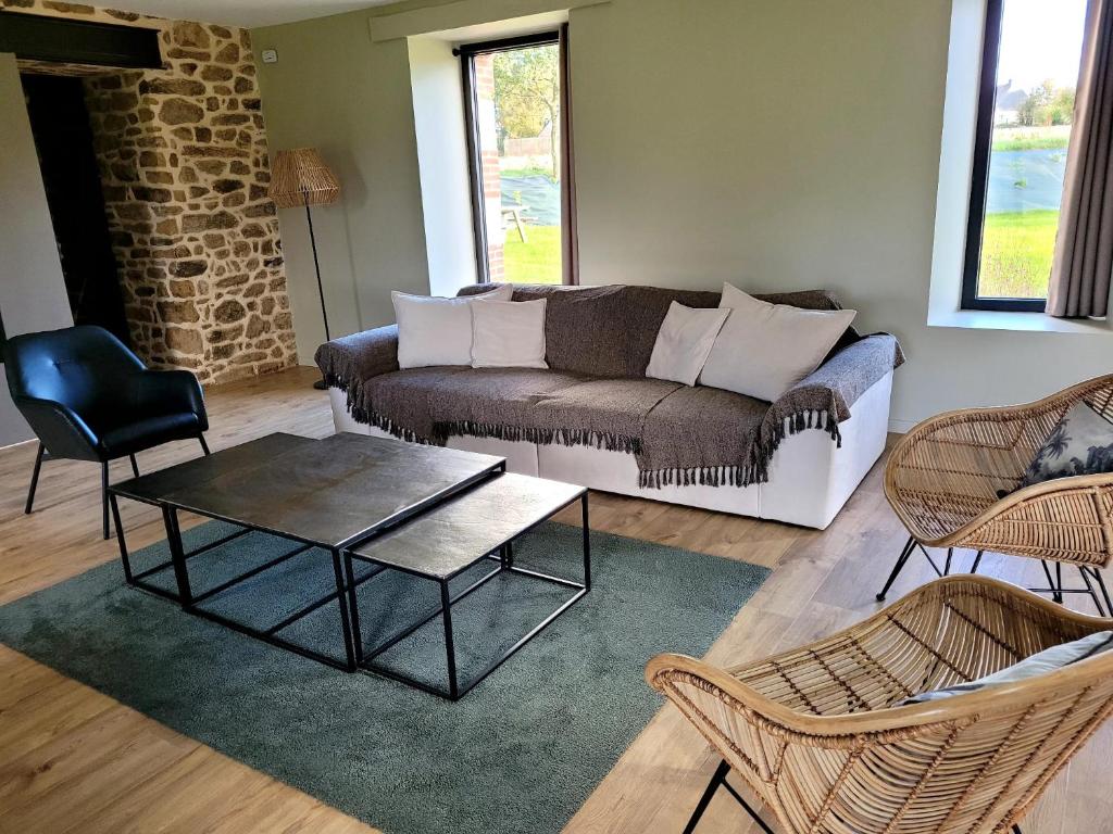 Część wypoczynkowa w obiekcie le jardin médicis gîte avec Spa Jacuzzi et sauna