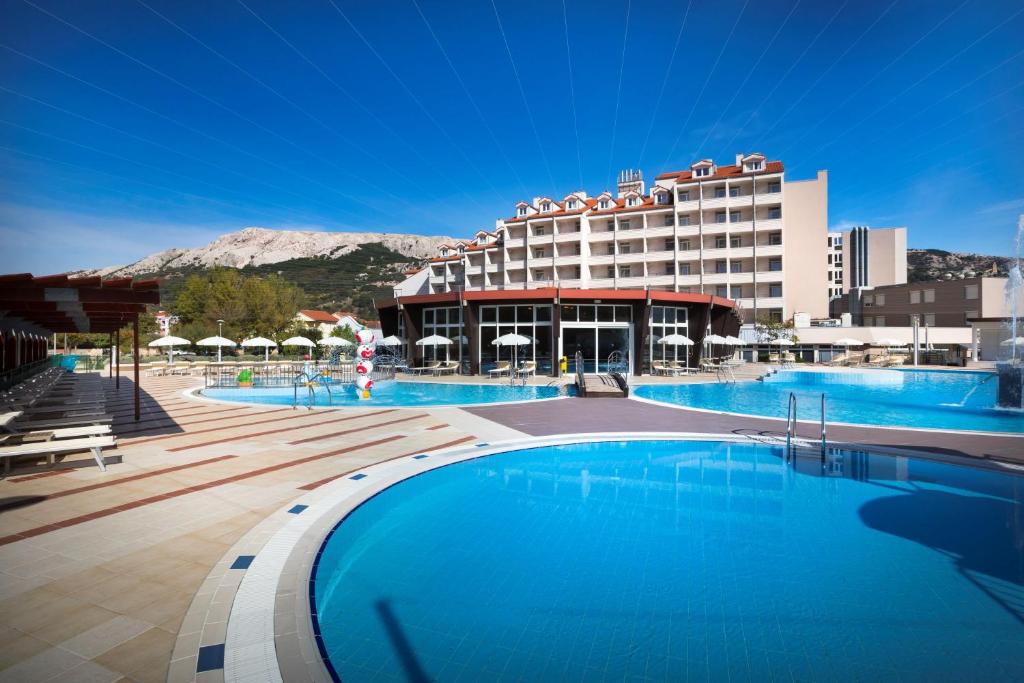 Bazén v ubytování Sunny Baška Hotel by Valamar, ex Corinthia nebo v jeho okolí