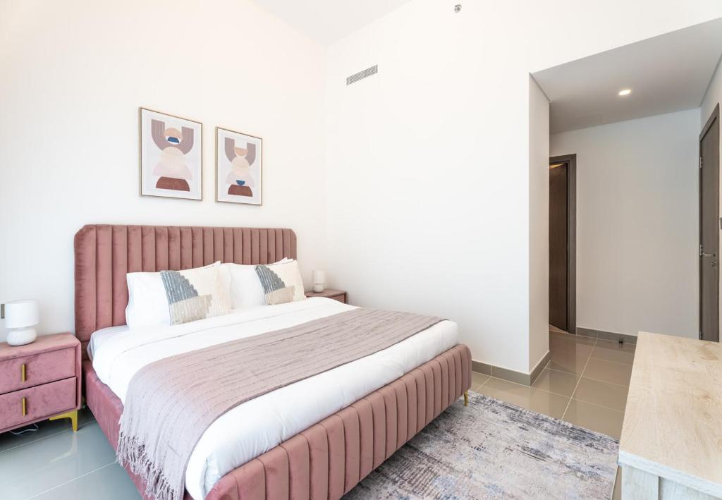 Postel nebo postele na pokoji v ubytování EasyGo - Exceptional 2BDR- Large Terrace-Pool Access