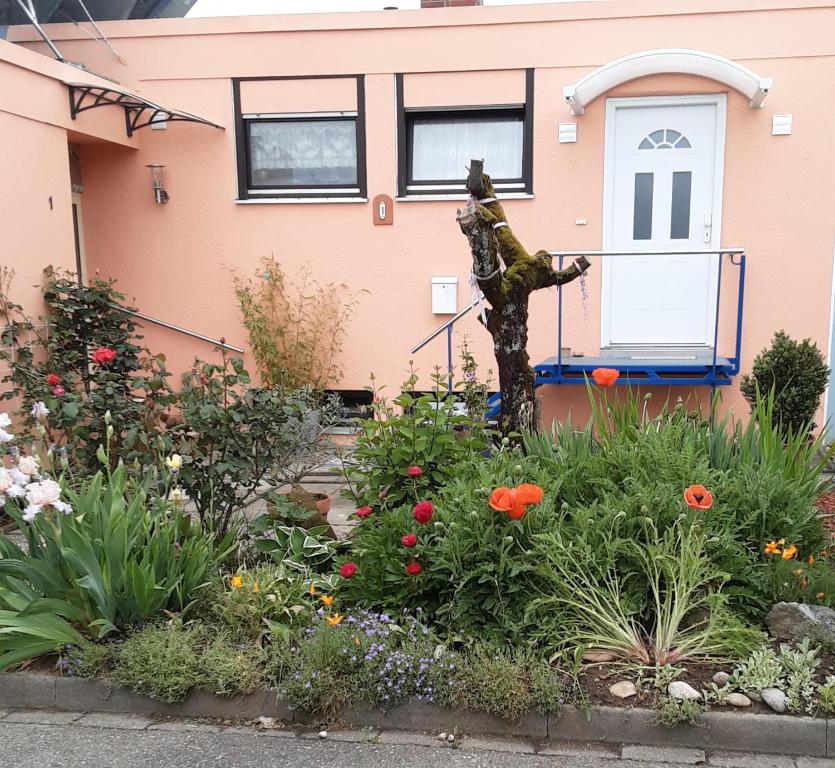 una estatua en un jardín frente a una casa en Appartement, en Offenburg