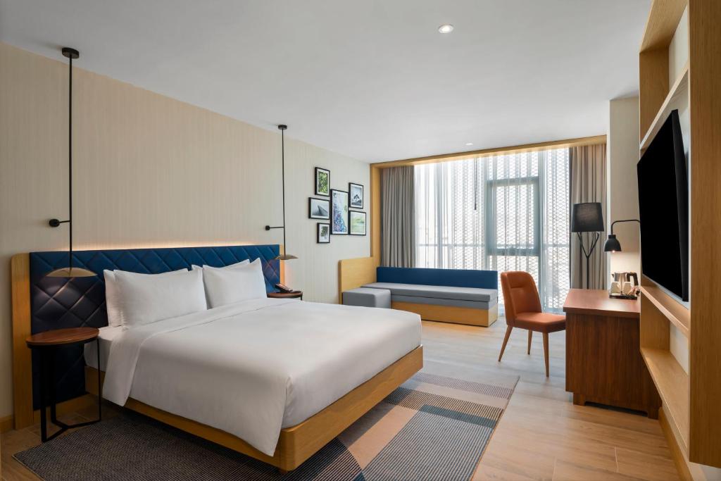 una camera d'albergo con letto e TV di Hilton Garden Inn Balikesir a Balıkesir