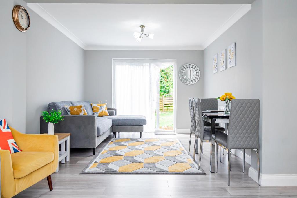 sala de estar con sofá y mesa en Stunning Place, close to Windsor & Heathrow & Private Parking en Burnham