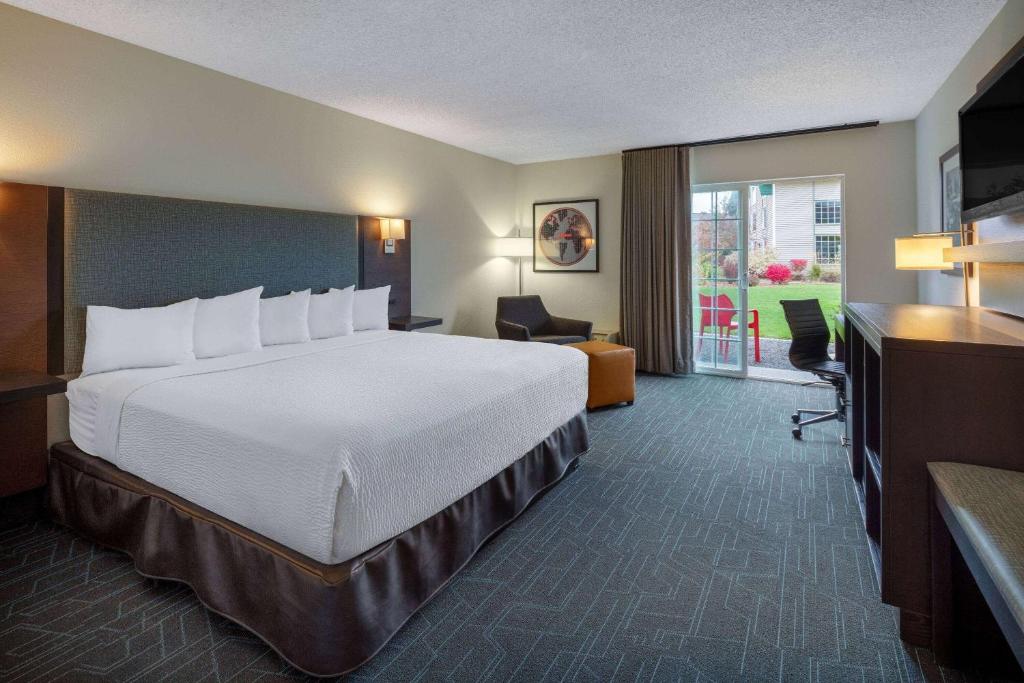 Ramada by Wyndham Spokane Airport - Room King Con Vista Al Patio: No Fumar