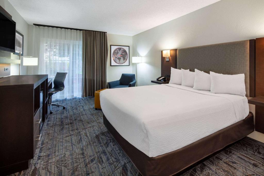 Ramada by Wyndham Spokane Airport - 1 Cama Queen, Vista Al Patio, No Fumar