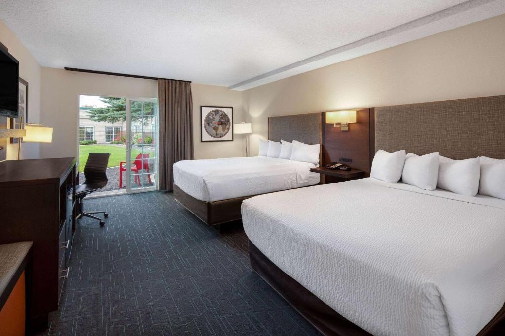 Ramada by Wyndham Spokane Airport - Sala De Reina Con Dos Camas Queen Y Vista Al Patio - No Fumadores