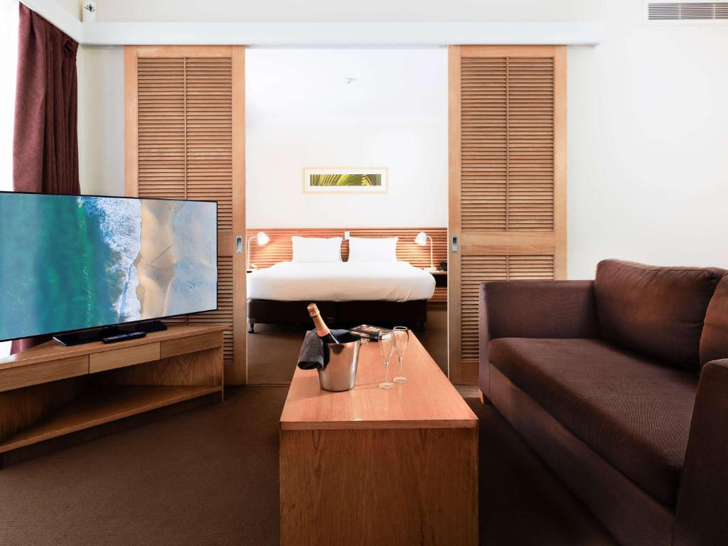 TV a/nebo společenská místnost v ubytování Novotel Sunshine Coast Resort