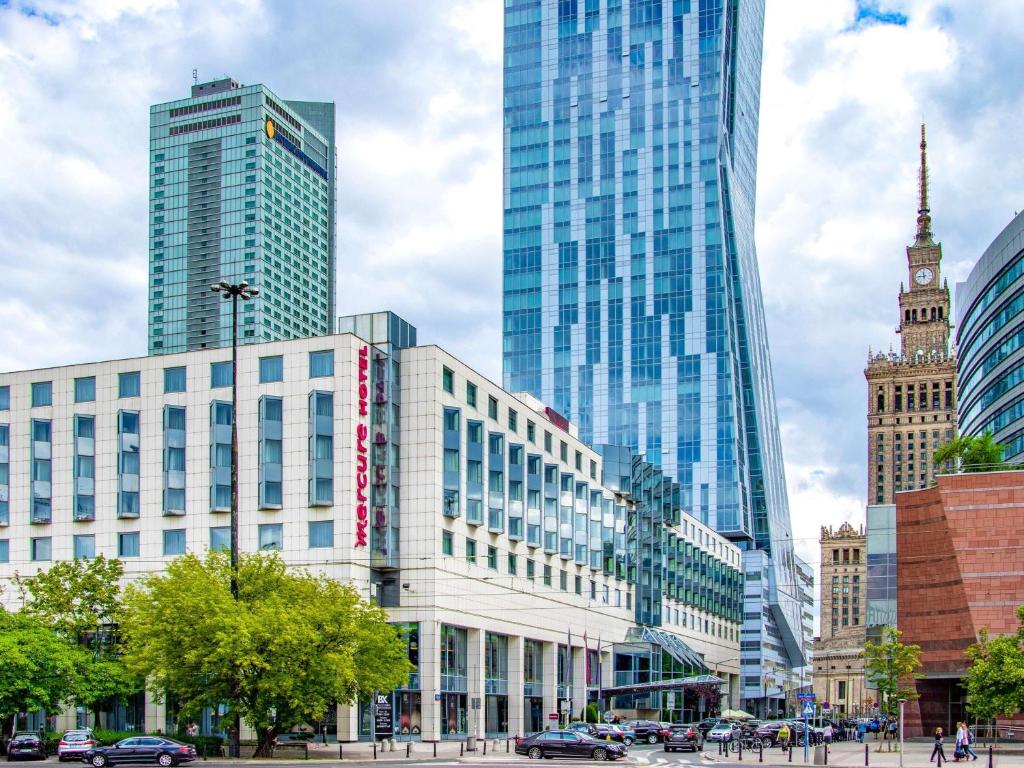 un groupe de grands bâtiments dans une ville dans l'établissement Mercure Warszawa Centrum, à Varsovie