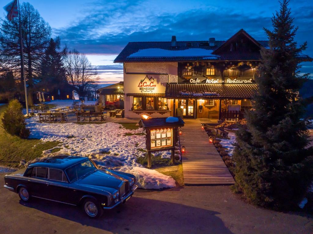 um carro velho estacionado em frente a um edifício em Le Coucou Hotel Restaurant & Lounge-Bar em Montreux