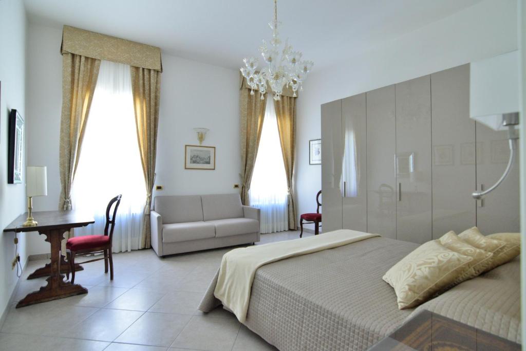 1 dormitorio con 1 cama, 1 sofá y 1 silla en Sissi Suite, en Venecia