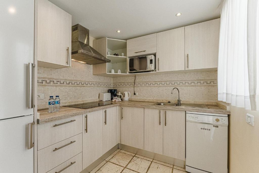 Kuchyň nebo kuchyňský kout v ubytování Flamingo Suites Boutique Hotel
