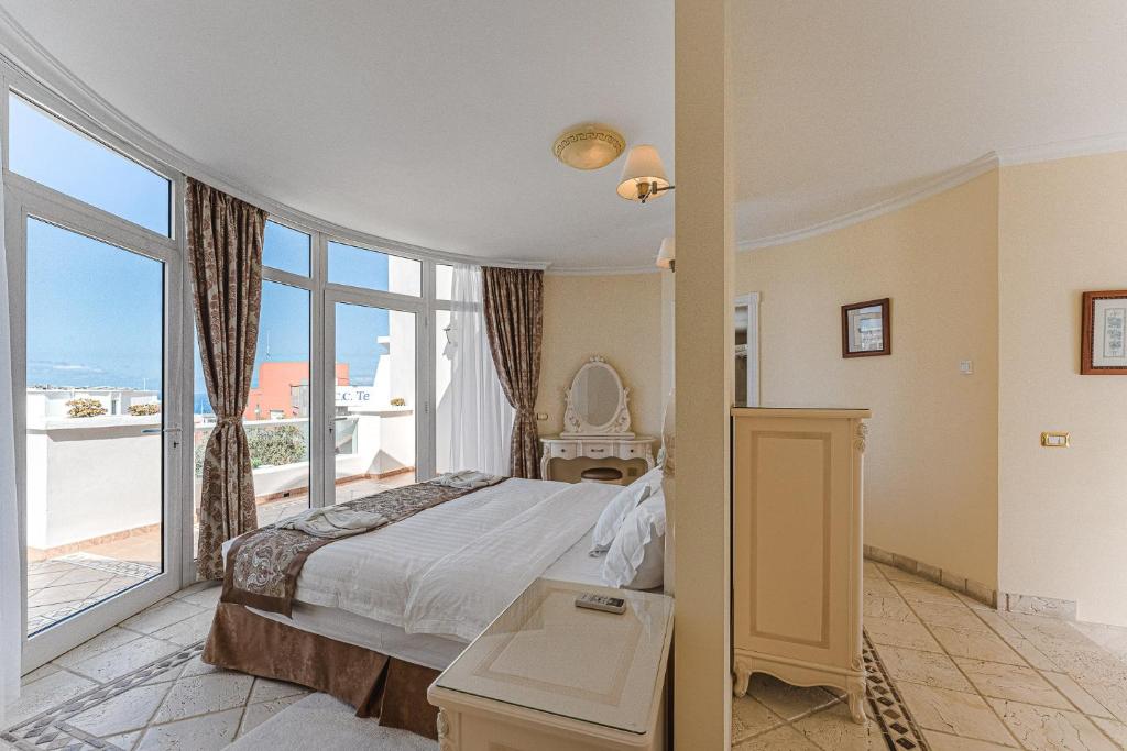 Postel nebo postele na pokoji v ubytování Flamingo Suites Boutique Hotel