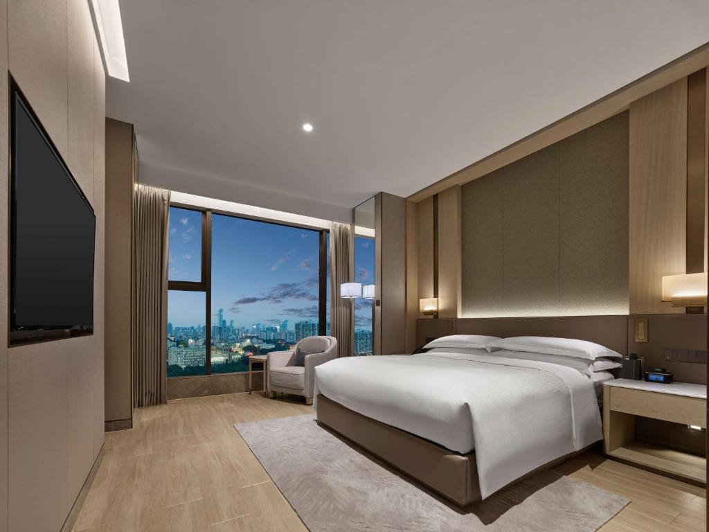 Postel nebo postele na pokoji v ubytování DoubleTree By Hilton Shenzhen Nanshan Hotel & Residences