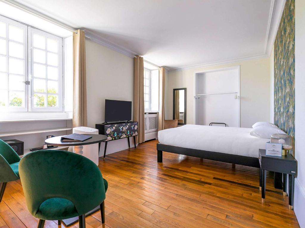 TV a/nebo společenská místnost v ubytování ibis Styles Dijon Sud Domaine De Beauregard 21600 Longvic
