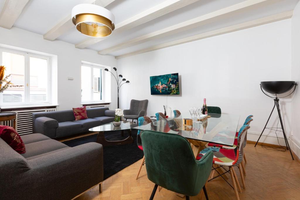a living room with a table and a couch at La Maison de maître - centre historique - 3 rue henriette in Mulhouse