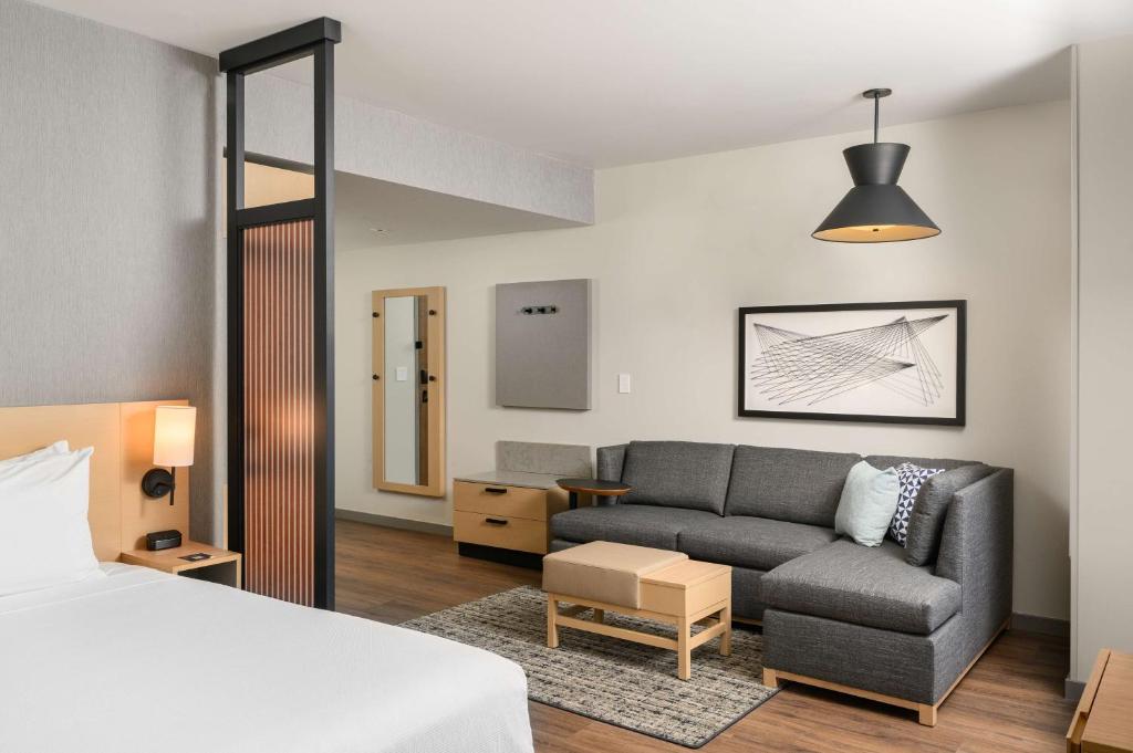 Postel nebo postele na pokoji v ubytování Hyatt Place Albany Downtown