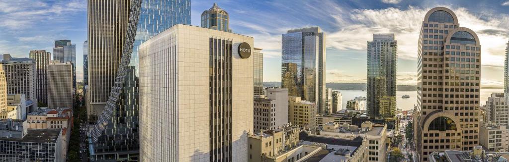 un grand bâtiment avec une horloge dans une ville dans l'établissement Hilton Motif Seattle, à Seattle