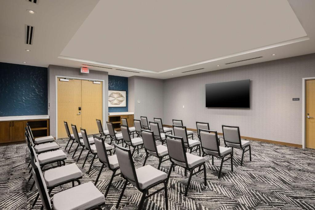 TV a/nebo společenská místnost v ubytování Hyatt Place Albany Downtown
