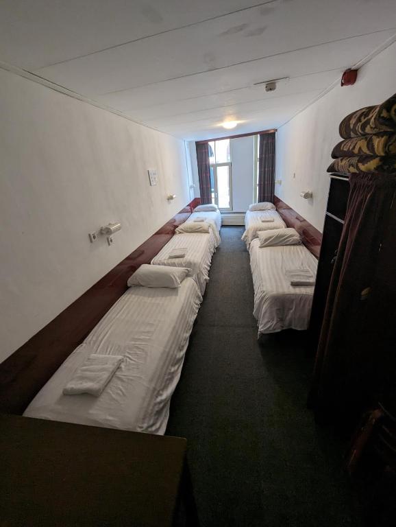 
Family Room (5 Adults)
