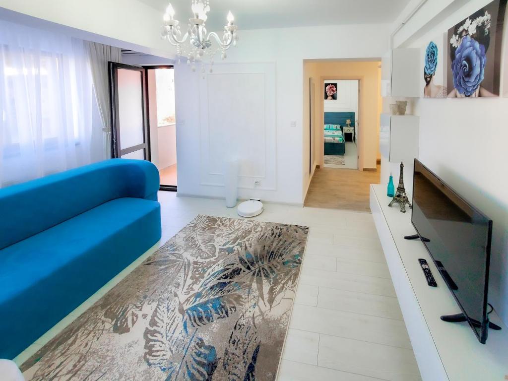 a living room with a blue couch and a rug at Turquoise IuliusMall Apartament apartament 2 camere in Iaşi