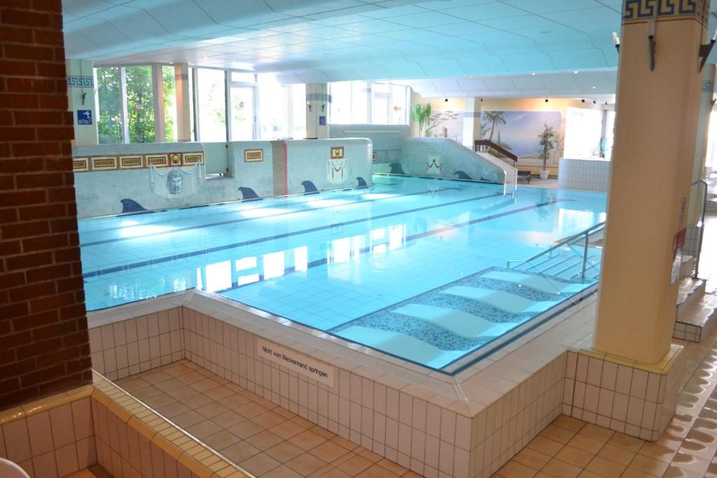 duży basen w budynku z dużym basenem poolvisor w obiekcie fewo-sporer w mieście Sankt Englmar
