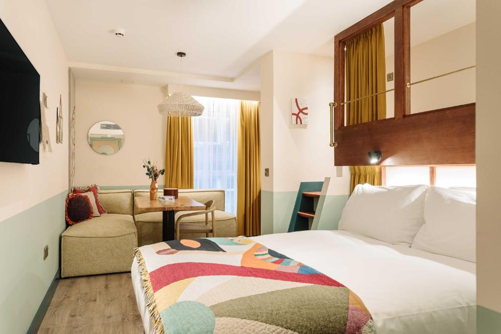 room2 Belfast Hometelにあるベッド