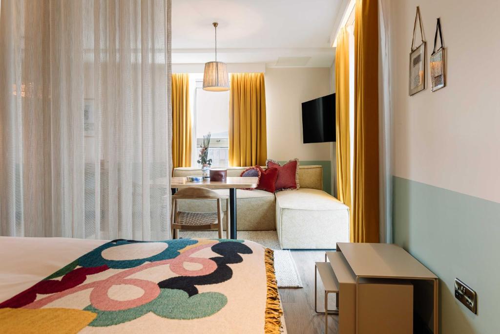 une chambre d'hôtel avec un lit et un salon dans l'établissement room2 Belfast Hometel, à Belfast