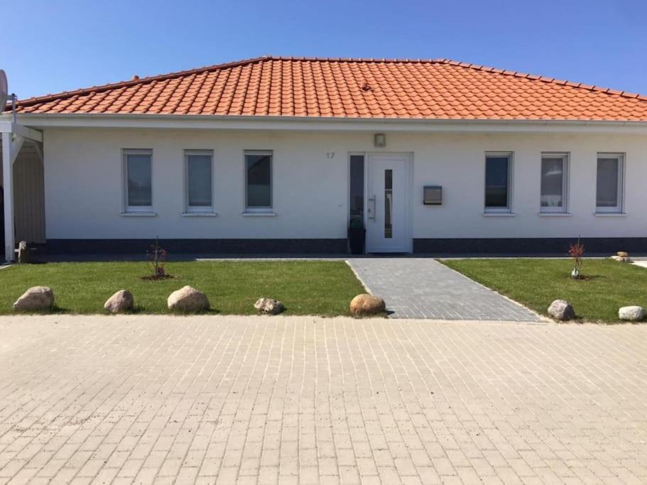 a large white house with a red roof at Villa Weißer Schwan in Trent
