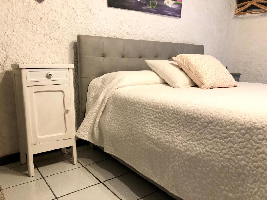Łóżko lub łóżka w pokoju w obiekcie Appartamento Country House Menaggio