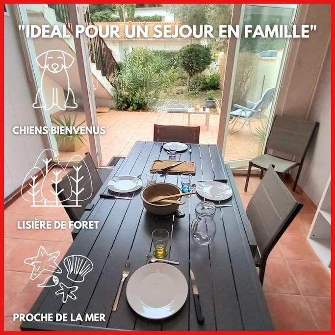 une table de pique-nique avec des assiettes et des verres sur une terrasse dans l'établissement 