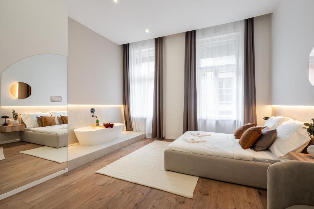 1 dormitorio con cama, bañera y espejo en You Boutique Suites, Best Location by BQA, en Budapest