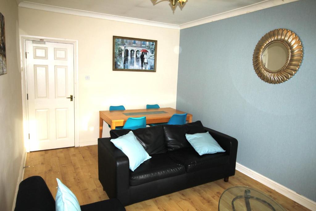 2 Bedrooms & Sofa Bed - Balcony - Parking - Lift Access - Very Quiet Location - Appartamento Con 2 Camere Da Letto