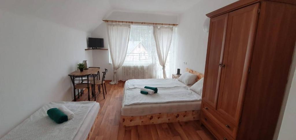 Postel nebo postele na pokoji v ubytování ALMI - penzion - pizzerie