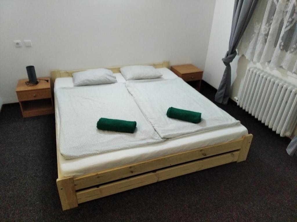 Postel nebo postele na pokoji v ubytování ALMI - penzion - pizzerie