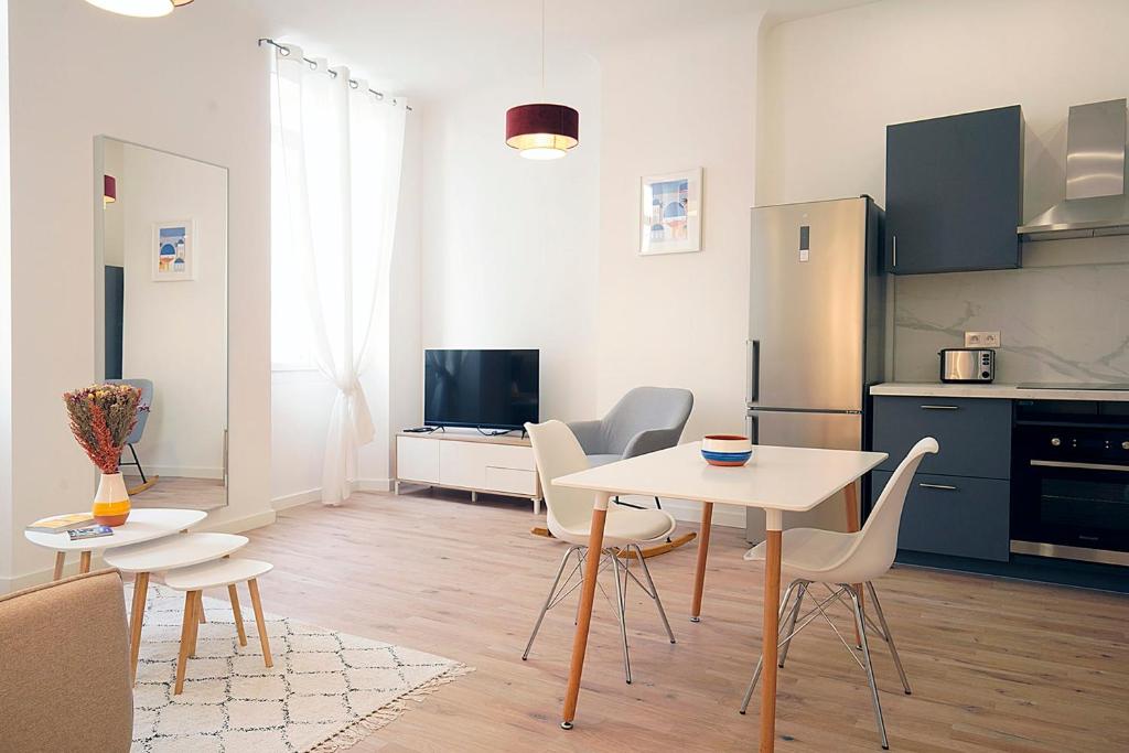 une cuisine et une salle à manger avec une table et des chaises dans l'établissement Beautiful cocoon 54 m for 4 near the Old Port, à Marseille