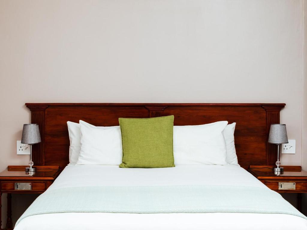 Postel nebo postele na pokoji v ubytování Ngwenya City Hotel