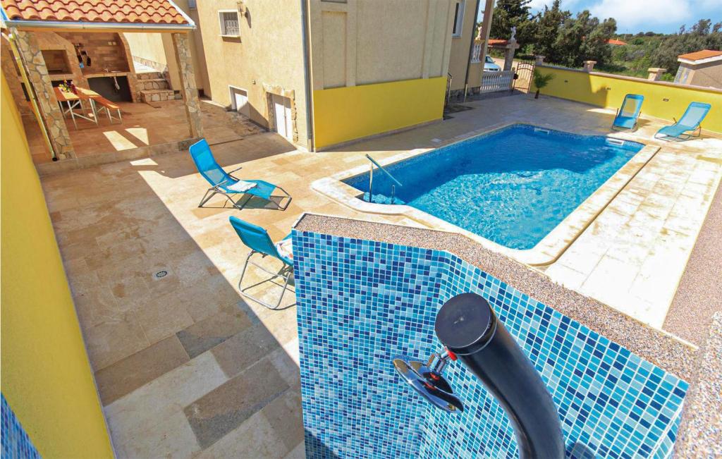basen z fontanną wodną na domu w obiekcie Nice Apartment In Pula With Wifi w Puli